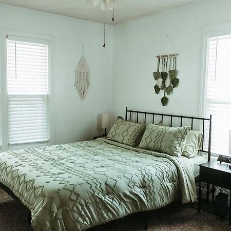 Bluebird Cottage, Walking Distance To Fairgrounds Хътчинсън Екстериор снимка